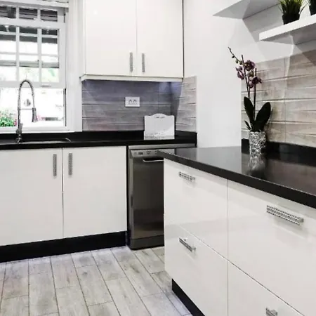 Gorgeous View & Sauna, Golf אדחה